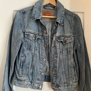 Women’s light wash distressed Levi’s jacket